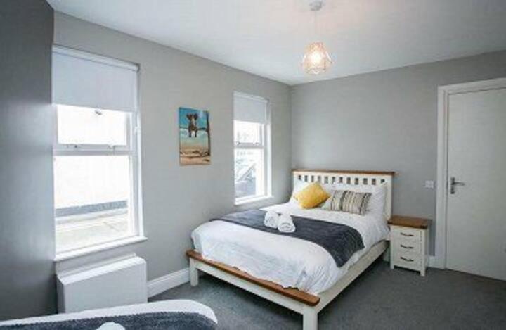 Amazing 3 Bedroom Home, Prime Bt1 Postcode And City Centre Location Belfast Esterno foto