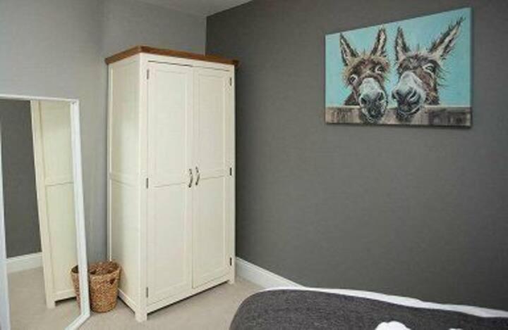 Amazing 3 Bedroom Home, Prime Bt1 Postcode And City Centre Location Belfast Esterno foto