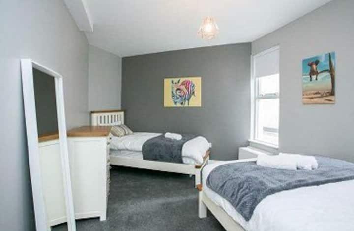 Amazing 3 Bedroom Home, Prime Bt1 Postcode And City Centre Location Belfast Esterno foto