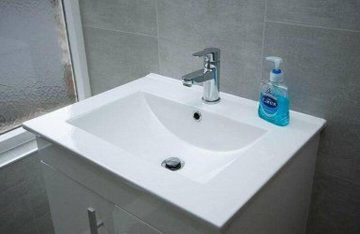 Amazing 3 Bedroom Home, Prime Bt1 Postcode And City Centre Location Belfast Esterno foto